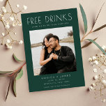 Emerald Green Funny Wedding Save the Date Aankondiging<br><div class="desc">Een grappige bruiloft redt de datums in een groen "Vrije drinken"-design met je foto. Deze moderne redder de datums is perfect voor het leuke koppel dat niet kan wachten om te vieren op hun bruiloft met familie en vrienden.</div>