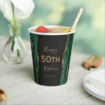 Emerald Green Gold Agaat Dark 50th Birthday Papieren Bekers<br><div class="desc">Dit elegante verjaardagsontwerp is voorzien van smaragdgroene waterverf agaat geode-randen met gouden faux glitter. Voeg de naam van de eregast toe,  samen met het verjaardagsjaar en de feestdatum in goudkleurige tekst op een leisteen zwarte achtergrond.</div>