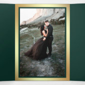 Emerald Green Gold Flourish Swirl Wedding Photo Drieluik Uitnodiging (Binnenkant midden)