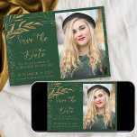 Emerald Green Gold Leaf en Calligraphy Photo Save The Date<br><div class="desc">Elegant Gold Leaf en Emerald Green Save the Date met uw eigen foto en handgeschreven kalligrafie. De sjabloon is ingesteld voor het uploaden van een afbeelding van de kwekerij en het personaliseren van uw feestdatum. Het ontwerp bestaat uit dunne bladeren en massief goudblad met confetti. Blader door mijn winkel of...</div>
