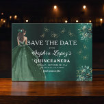 Emerald Green Gold Quinceanera Save The Date<br><div class="desc">Kondig uw speciale dag aan met een betoverende Emerald Green Princess Quinceañera Save the Date-uitnodiging. Met een vorstelijk smaragdgroen kleurenpalet en elegante details zet deze uitnodiging de toon voor een koninklijk feest. Versierd met delicate accenten geschikt voor een prinses, het perfect vangt de magie van uw aanstaande quinceañera. Dit tijdloze...</div>