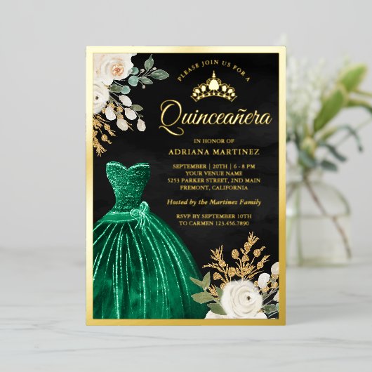 Emerald Green Gown Floral Black Quinceanera Gold Folie Uitnodiging (Staand Voorkant)