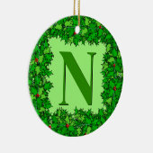 Emerald Green Holly krans gepersonaliseerd Keramisch Ornament (Rechts)