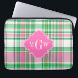 Emerald Green Hot Pink Wht Preppy Madras Monogram Laptop Sleeve<br><div class="desc">Shades of Emerald Green, Hot Pink and White Preppy Madras Style Plaid Pattern Hot Pink Quatrefoil Monogram ========= Pas dit aan met je 3 initialen monogram, naam of andere tekst. U kunt ook het lettertype wijzigen, de tekengrootte en de lettertypekleuren aanpassen, de letterspatiëring verplaatsen, tekstvelden toevoegen, enzovoort. Houd er rekening...</div>