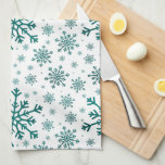 Emerald Green Kerstmis Snowflakes op Winter White Theedoek<br><div class="desc">Gemengde  smaragdgroene sneeuwvlokken zijn verspreid over dit kerstseizoenspatroon. Dit schattige feestelijke ontwerp met een scherpe winterwitte achtergrond is zeker om elke leeftijd te behagen en perfect voor iedereen die van zachte en delicate kerstpatronen houdt.</div>