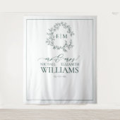 Emerald Green Leafy Crest Monogram Weddenschap Wandkleed (Voorkant)