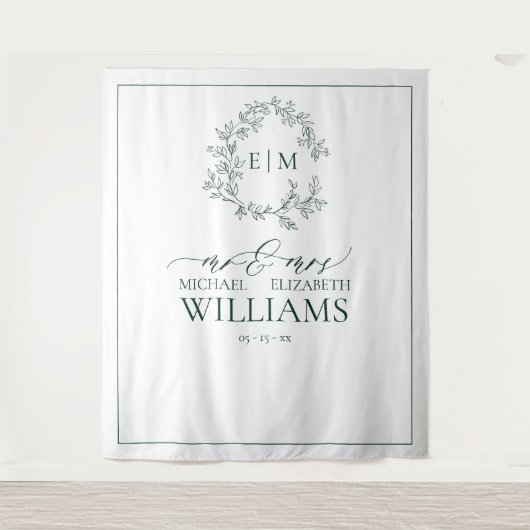 Emerald Green Leafy Crest Monogram Weddenschap Wandkleed (Voorkant)