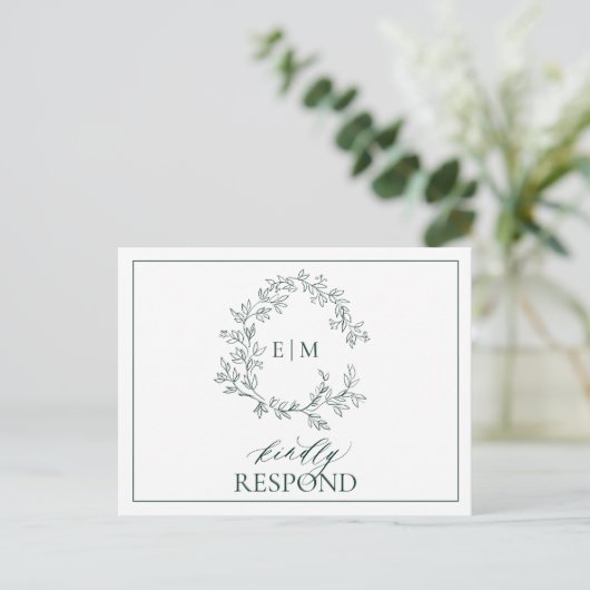 Emerald Green Leafy Crest Monogram Wedding RSVP Uitnodiging Briefkaart (Staand voorkant)