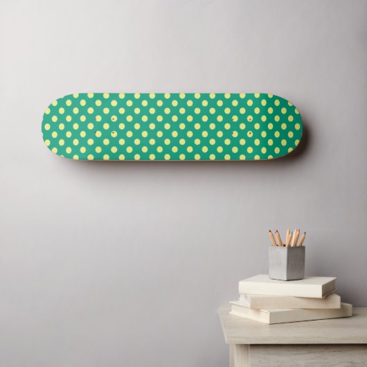 Emerald Green met Yellow Polka Dots van STaylor Persoonlijk Skateboard (Muurkunst (Horizontaal))