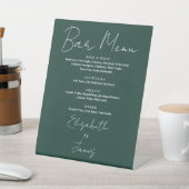 Emerald Green Minimalist Script Bar Menu Reclamebord Met Voetstuk (Insitu)