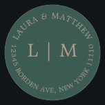 Emerald Green Monogram Wedding Ronde Sticker<br><div class="desc">Moderne en minimalistische bruiloft Sticker met uw twee initiaal monogram en adres. Een eenvoudig ontwerp dat nog steeds als chique en stijlvol overkomt. Deze enveloppen zijn een geweldige manier om een elegante touch toe te voegen aan uw bruiloft uitnodiging suite.</div>