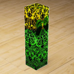 EMERALD GREEN RIBBON, BLACK GOLD ART NOUVEAU DAMAS WIJN GESCHENKDOOS<br><div class="desc">Elegant goudgele cadeaudoos met levendige 3D emerald gemstone, klassiek, uniek Art Nouveau damask, gemakkelijk aanpasbaar met jouw tekst voor trouwwijn, nuptiaal cadeau, zoet 16, baby showers, vrijgezellenfeesten, quinceanera verjaardagsfeestjes, Bat Mitzvah, romantische verlovingen douches, Kerstmis, feestdagen, kantoor, nieuwjaarsfeestdagen, verjaardagen, verjaardagen van het nieuwe jaar bijeenkomsten, afstuderen op school of om het...</div>