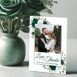 Emerald Green Rozen Liefde & Bedankt Trouwfoto<br><div class="desc">Deze prachtige rustieke boho chique bruiloft bedankkaarten zijn voorzien van uw foto in omgeven door met de hand beschilderde smaragd, munt en salie groen gekleurde rozen, samen met eucalyptus bladeren en groen verspreid over. Het bijschrift luidt: Liefde en Bedankt, met je namen hieronder. Eenvoudig en elegant, deze bedankkaart is de...</div>