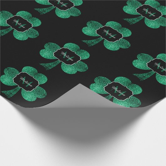 Emerald Green Sparkle Shamrock Black Monogram Cadeaupapier (Hoek)