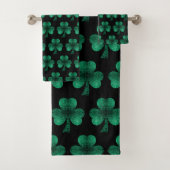 Emerald Green Sparkles Shamrock patroon zwart Bad Handdoek (Insitu)