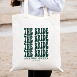Emerald Green Trendy Boho Retro Persoonlijke bride Tote Bag<br><div class="desc">Deze smaragdgroene trendy, preppy, groovy gepersonaliseerde bride canvas tas is perfect voor de bruid die op weg is naar haar strandbruiloft! De canvas tas is gepersonaliseerd met je unieke trouwgegevens, waardoor het een speciaal en uniek cadeau is. Het preppy groovy-ontwerp zal elke strandbruiloft een beetje verfijnd maken. Deze gepersonaliseerde canvas...</div>