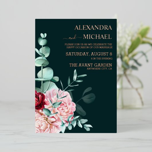 Emerald Green Waterverf Burgundy Flowers Wedding Folie Uitnodiging (Staand Voorkant)