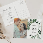 Emerald Greenery Foto Save the Date Uitnodiging Briefkaart<br><div class="desc">Deze smaragdgroene foto is het briefkaart voor een boho bruiloft. Het elegante maar rustige ontwerp is voorzien van rooddonkergroene waterverf bladeren en eucalyptus met een modern boeienbos.</div>