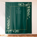 Emerald Greenery Wedding Photo Booth-achtergrond Wandkleed<br><div class="desc">Met delicate waterverf groene bladeren en een gouden lijst op een smaragdgroene achtergrond,  kan deze botanische trouwfoto worden gepersonaliseerd met uw namen en speciale datum. Ontworpen door: Thisnotme©</div>