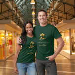 Emerald groen goud business logo naam handtekening t-shirt<br><div class="desc">Een smaragdgroen T-shirt,  gouden tekst. Personaliseer en voeg uw zakelijke logo,  een tekst en een naam,  handtekening (of verwijder indien niet gewenst)</div>