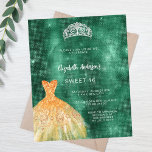 Emerald groen goud jurk tiara Sweet 16 uitnodiging<br><div class="desc">Een moderne,  stijlvolle en glamoureuze uitnodiging voor een Sweet 16,  16th verjaardagsfeestje. Een ingestudeerde smaragdgroene achtergrond met een faux gouden jurk en een faux zilveren tiara. De naam is geschreven met een modern handschrift. Personaliseer en voeg uw feestdetails toe. 1 vel = 1 uitnodiging afgedrukt rand tot rand.</div>