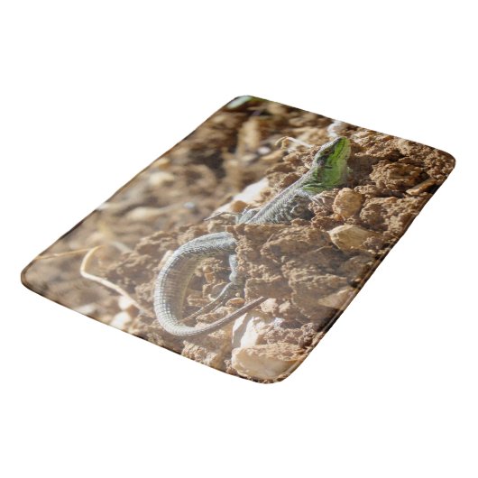 Emerald lizard Salamander op aarde Badmat (Gekanteld)