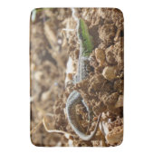 Emerald lizard Salamander op aarde Badmat (Voorkant Verticaal)