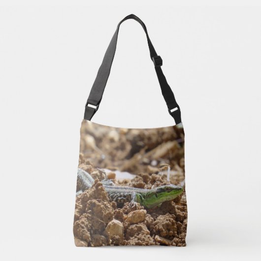 Emerald lizard Salamander op aarde Crossbody Tas (Voorkant)