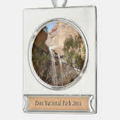 Emerald Pool Herfst I uit het Nationaal Park Zion Verzilverd Banner Ornament (Links)