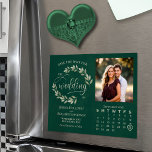 Emerald & Sage Leaves Fotokalender Bewaar de datum Magnetische Uitnodiging<br><div class="desc">Deze save the date kaarten zijn rustiek, elegant, praktisch en mooi! Ze hebben een diep smaragdgroen gekleurd ontwerp met saliegroene bladeren of wijnstokken, moderne scriptbelettering, uw foto en een aanpasbare kalender met een hart rond uw speciale dag. De magnetische achterkant maakt ze perfect voor mensen om op de koelkast te...</div>