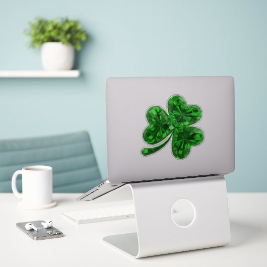 Emerald Shamrock Sticker (Laptop op bureau)