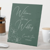 Emerald White Lilies Calligraphy Welcome Wedding Reclamebord Met Voetstuk (Insitu)