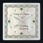 Emeralds | Diamonds 35th Wedding Jubileum Vierkante Klok<br><div class="desc">Opulent elegance lijsten dit 35e huwelijksjubileumontwerp in een uniek diamantontwerp met diamant en smaragdlanke look accenten in plaats van getallen en faux voegt sparkles toe op een witte gouden gradiënt. Let erop dat alle versieringen gedrukt zijn en alleen gemaakt zijn om zo reëel mogelijk te lijken in een vlak, gedrukt...</div>