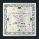 Emeralds | Diamonds 35th Wedding Jubileum Vierkante Klok<br><div class="desc">Opulent elegance lijsten dit 35e huwelijksjubileumontwerp in een uniek diamantontwerp met diamant en smaragdlanke look accenten in plaats van getallen en faux voegt sparkles toe op een witte gouden gradiënt. Let erop dat alle versieringen gedrukt zijn en alleen gemaakt zijn om zo reëel mogelijk te lijken in een vlak, gedrukt...</div>
