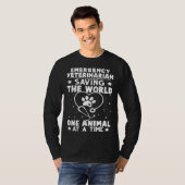 Emergency Veterinarian Saving The World Animal At  T-shirt (Voorkant volledig)