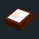 Emilia-naam op maat, beginnend met E-cadeaudoos Cadeaudoosje<br><div class="desc">,  persoonlijke cadeaudoos voor keepomwille. Ideaal om een extra speciaal cadeau te laten zien. De doos van Gift leest nu Emilia of u kunt met uw eigen naam worden gepersonaliseerd beginnend met de brief E. © Originele brief kunsttekening en ontwerp door Sarah Trett. www.sarahtrett.com voor www.mylittleeden.com</div>