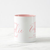 Emilie-naam betekent zachte roze monogram mok (Midden)