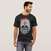 Emmanuel Macron Funny Mugshot Sluit hem op T-shirt (Voorkant volledig)