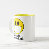 Emoji met geïllustreerd masker tweekleurige koffiemok (Voorkant links)