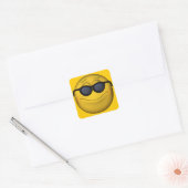 Emoticon met zonnebril vierkante sticker (Envelop)