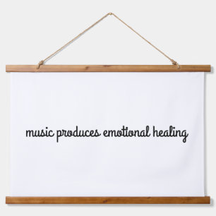 Emotioneel verwarmend hout met wandbekleding boven hangend wandkleed