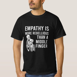 Empathie is rebeller dan een middelvinger t-shirt
