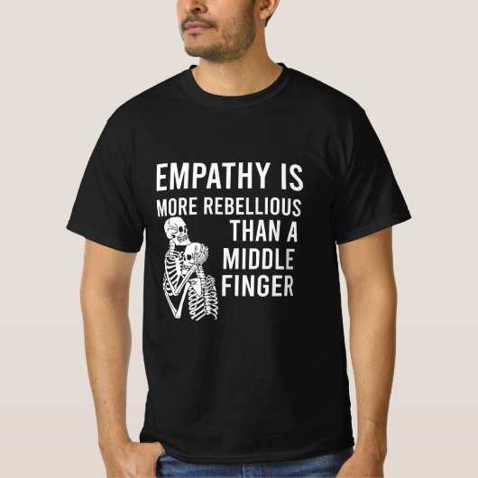 Empathie is rebeller dan een middelvinger t-shirt (Voorkant)