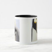 Emperor Penguin die naar de kuiken kijkt Mok (Midden)