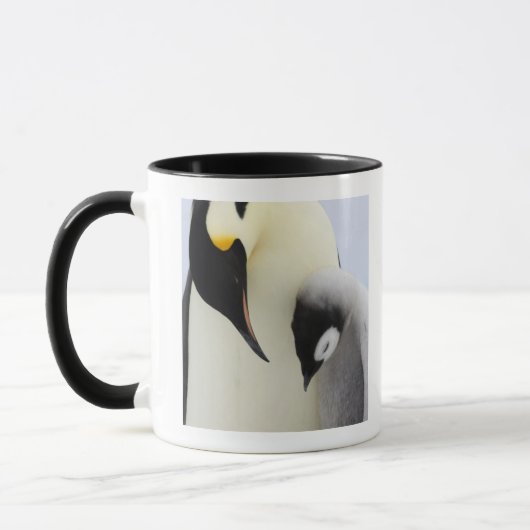 Emperor Penguin die naar de kuiken kijkt Mok (Links)