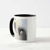 Emperor Penguin die naar de kuiken kijkt Mok (Voorkant links)