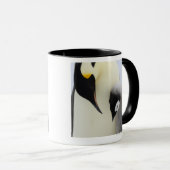 Emperor Penguin die naar de kuiken kijkt Mok (Voorkant rechts)