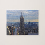 Empire State Building Legpuzzel<br><div class="desc">Dramatische foto van het iconische New York City landmerk, het Empire State Building, tegen een blauwe hemel met witte wolken. Foto: Bobby Mikul.</div>