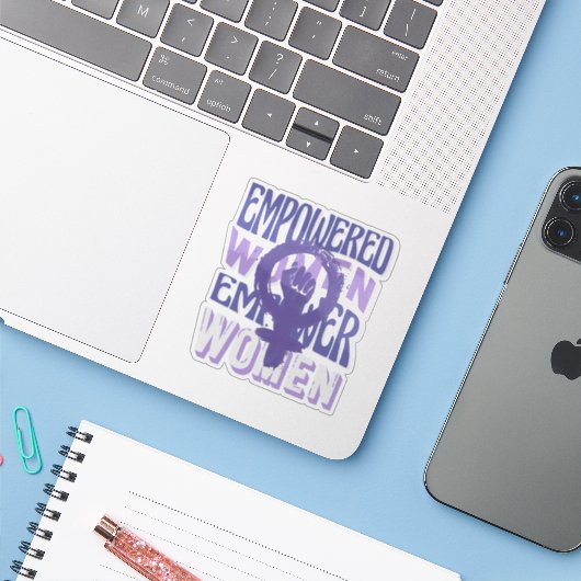 Empower Vrouwen, Vrouw Symbool Vrouwendag Sticker (Laptop met iPhone)
