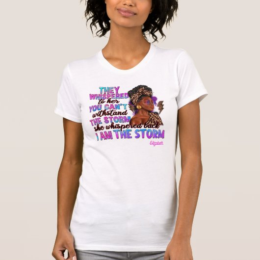 Empowering zwarte vrouw "Ik ben het Storm" Quote T-shirt (Voorkant)